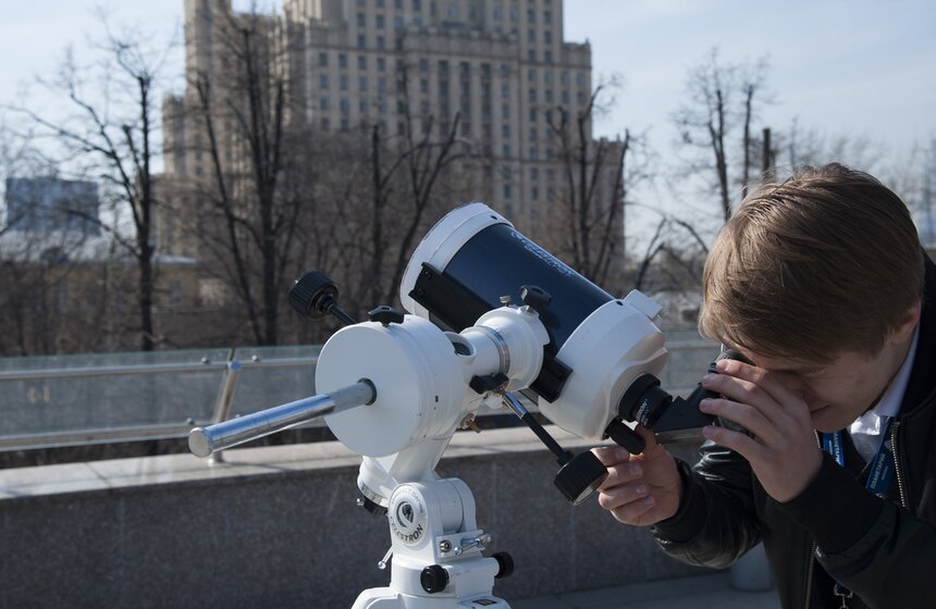 Как москвичи наблюдали за солнечным затмением 2 фото