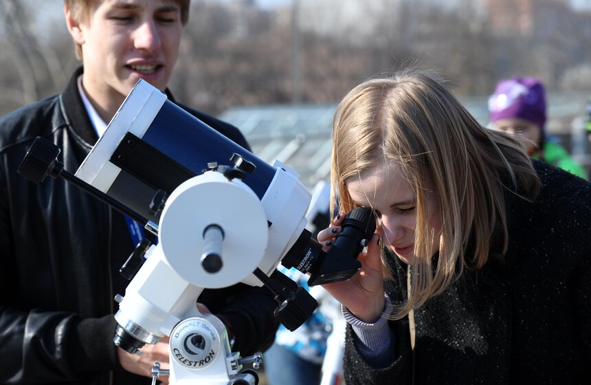 Как москвичи наблюдали за солнечным затмением 6 фото