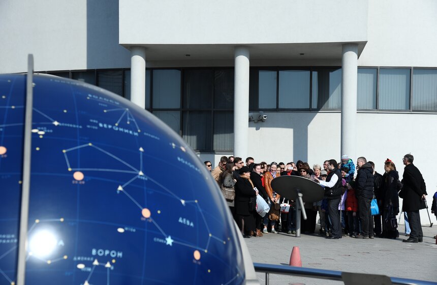 Как москвичи наблюдали за солнечным затмением 4 фото