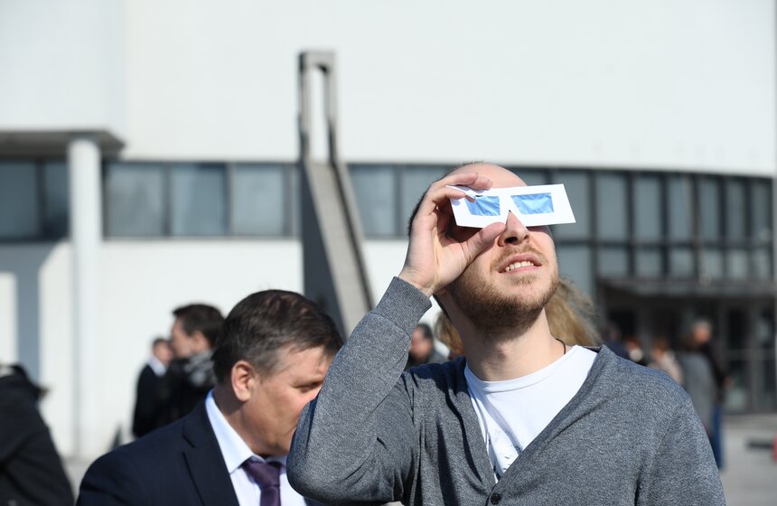 Как москвичи наблюдали за солнечным затмением 7 фото