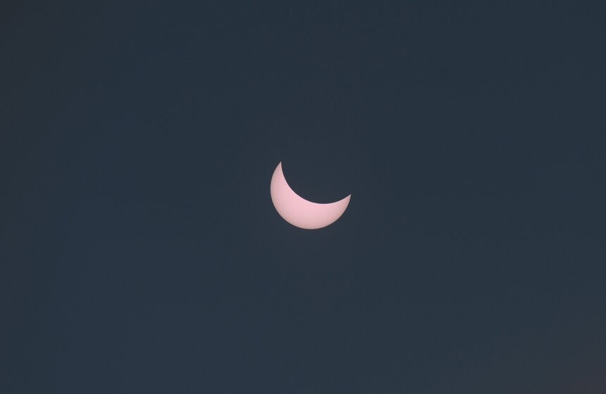 Как москвичи наблюдали за солнечным затмением 28 фото