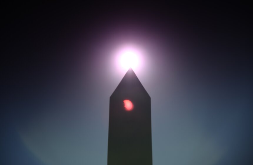 Как москвичи наблюдали за солнечным затмением 17 фото