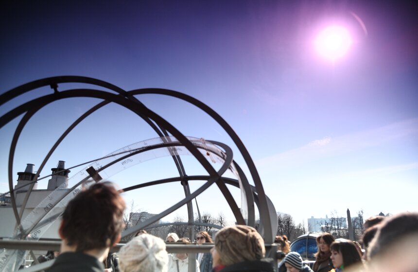 Как москвичи наблюдали за солнечным затмением 11 фото