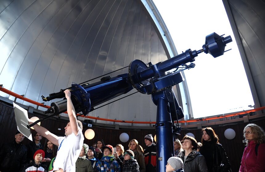 Как москвичи наблюдали за солнечным затмением 10 фото