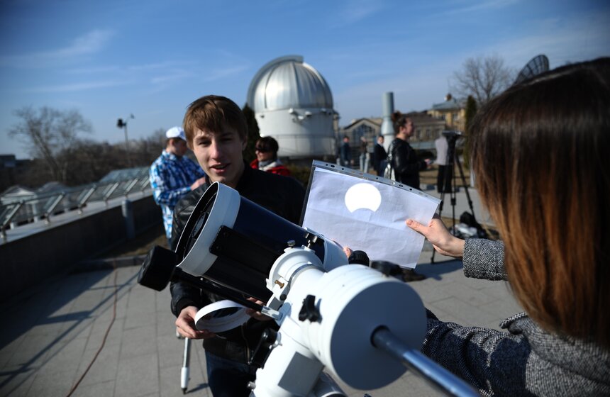 Как москвичи наблюдали за солнечным затмением 14 фото