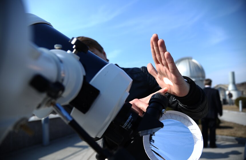 Как москвичи наблюдали за солнечным затмением 13 фото