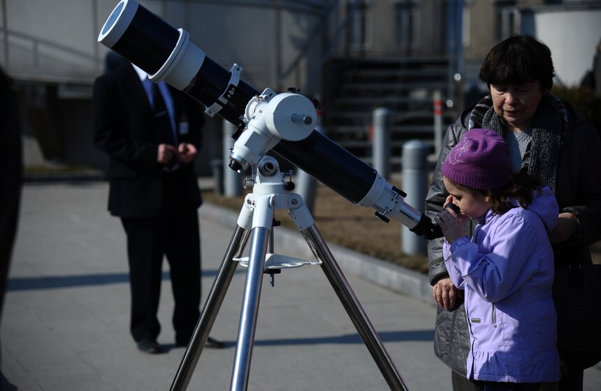 Как москвичи наблюдали за солнечным затмением 15 фото