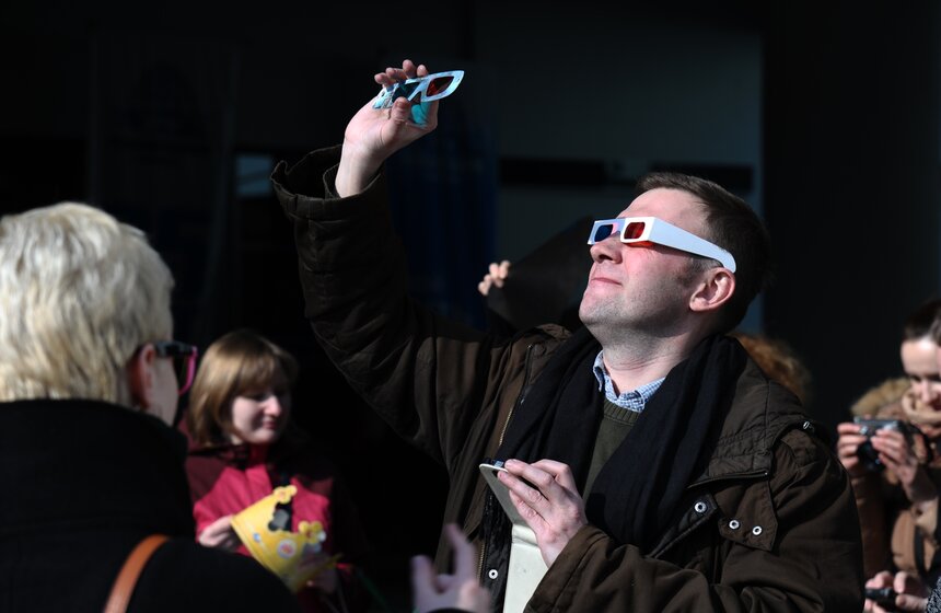 Как москвичи наблюдали за солнечным затмением 26 фото