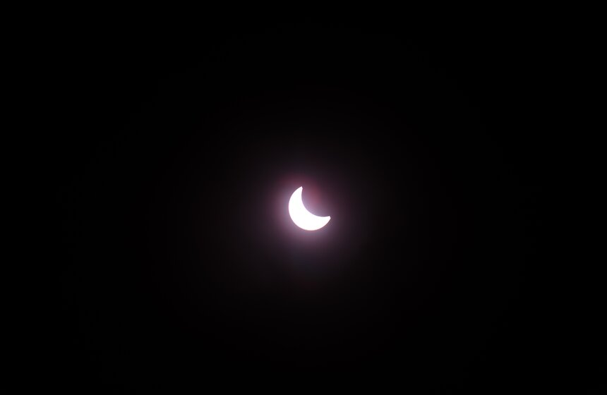 Как москвичи наблюдали за солнечным затмением 20 фото