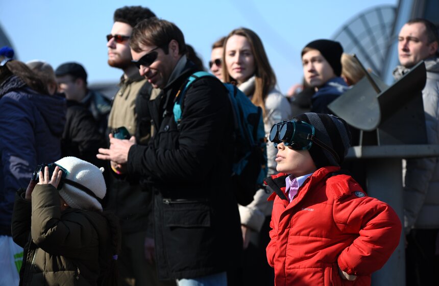 Как москвичи наблюдали за солнечным затмением 19 фото