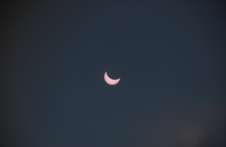 Как москвичи наблюдали за солнечным затмением 24 фото