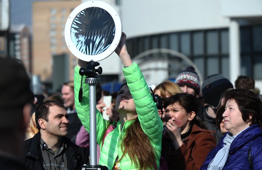 Как москвичи наблюдали за солнечным затмением 22 фото