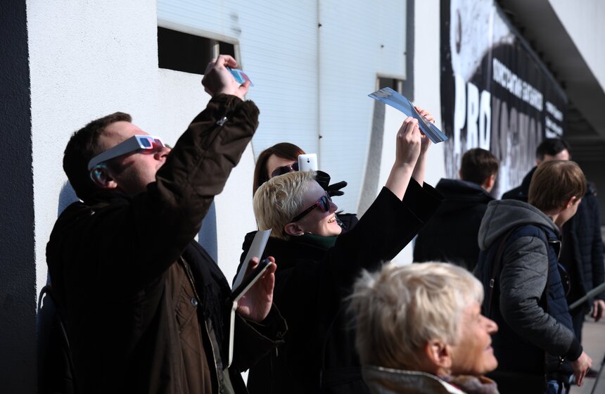 Как москвичи наблюдали за солнечным затмением 25 фото