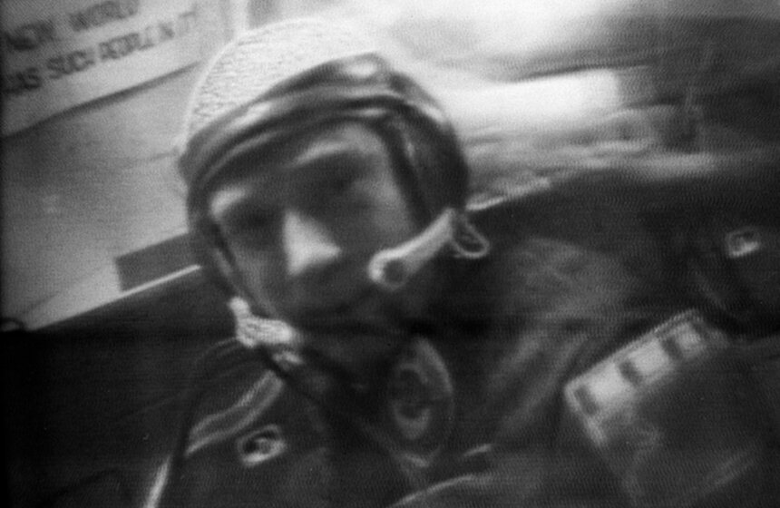 Советский Центр управления полетом. На снимке: командир корабля "Союз-19" Алексей Леонов во время очередного сеанса связи. Фото: ТАСС