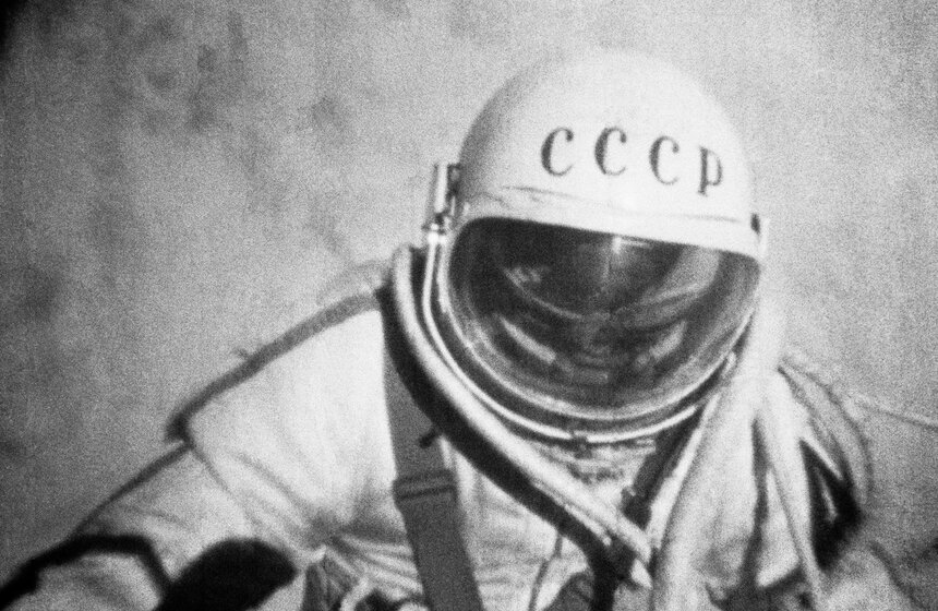 Космонавт Алексей Леонов отделяется от космического корабля в открытом космосе. Фото: ТАСС