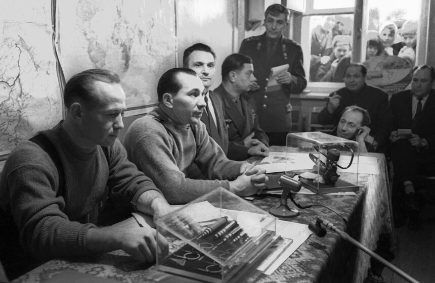 Пермь. Космонавты Павел Иванович Беляев (в центре) и Алексей Архипович Леонов (слева) во время пресс-конференции на Пермском аэродроме. Фото: ТАСС/ Владимир Савостьянов
