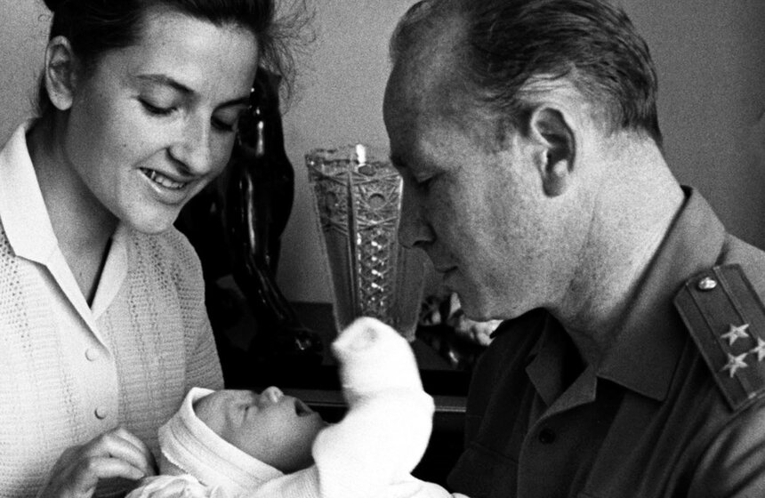 В семье летчика-космонавта СССР Алексея Леонова родилась дочь. На снимке: Алексей Архипович Леонов и его жена Светлана Павловна с дочерью Оксаной. Фото: ТАСС/ Валентина Черединцева