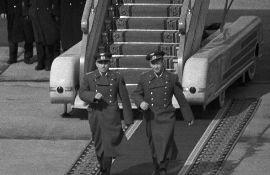 Москва. 23 марта 1965 года. Торжественная встреча героического экипажа советского космического корабля "Восход-2" - полковника Павла Ивановича Беляева и подполковника Алексея Архиповича Леонова. На снимке: герои космоса Павел Иванович Беляев и Алексей Архипович Леонов на московской земле. Фото: ТАСС/ Владимир Мусаэльян