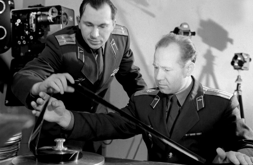 Командир космического корабля-спутника "Восход-2" летчик-космонавт полковник Павел Иванович Беляев и второй пилот космического корабля-спутника "Восход-2" летчик-космонавт подполковник Алексей Архипович Леонов (справа) во время просмотра киноматериала. Фото: ТАСС/ Валентина Черединцева