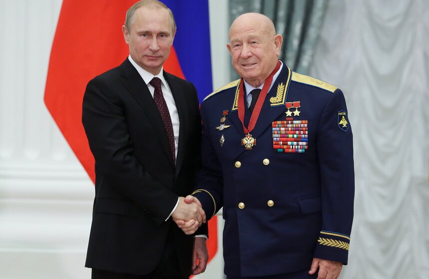 Москва. 31 июля. Президент России Владимир Путин и дважды Герой Советского Союза, летчик-космонавт СССР Алексей Леонов, получивший Орден "За заслуги перед отечеством" III степени, на церемонии вручения государственных наград РФ в Кремле. Фото:ТАСС/ Михаил Метцель