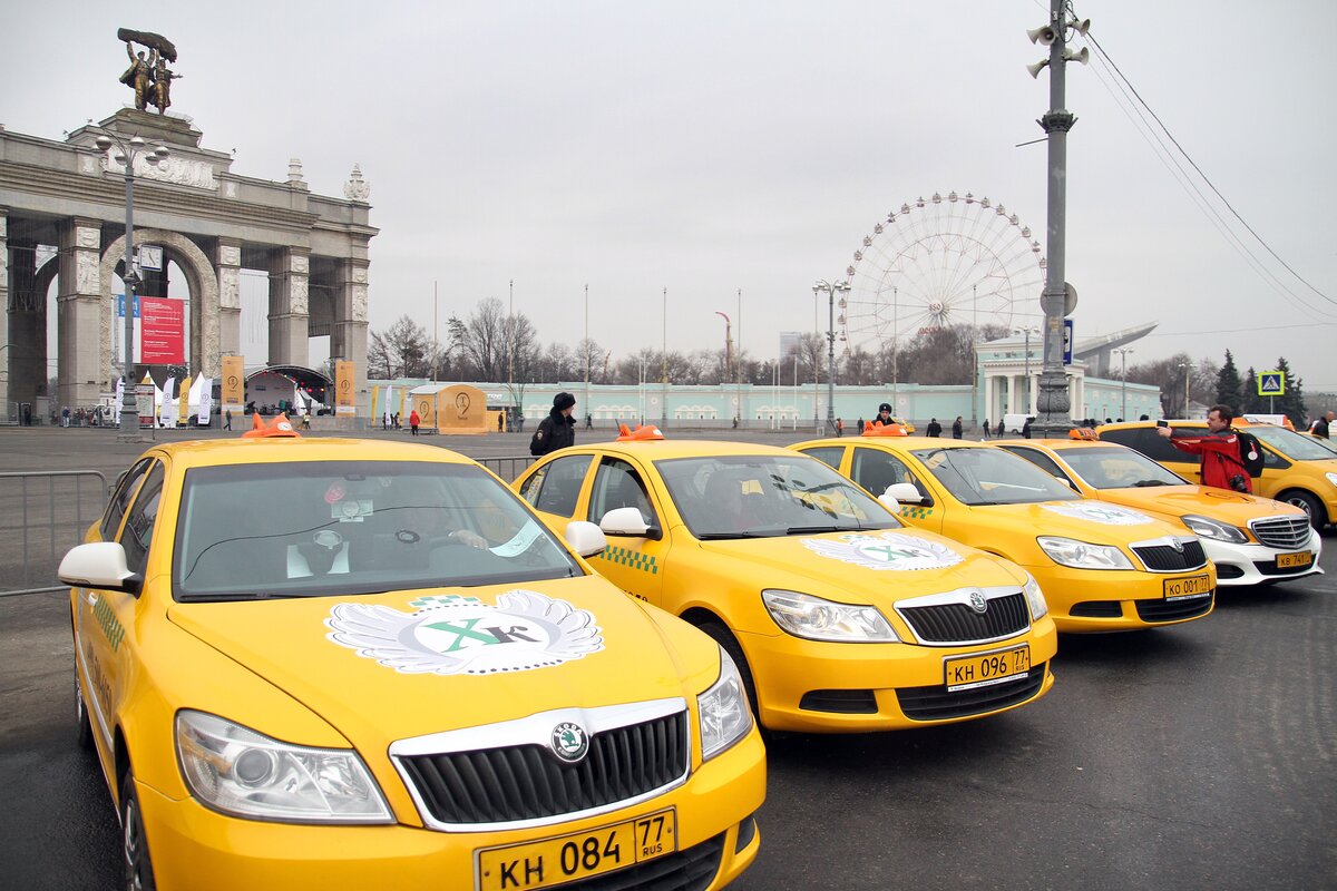 Включи где такси. Московское такси. Такси парк. Такси Москва. Легковой автомобиль такси.