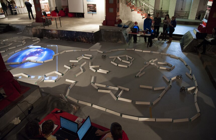 Центр несовременного искусства стал фантастическим мегаполисом 15 фото