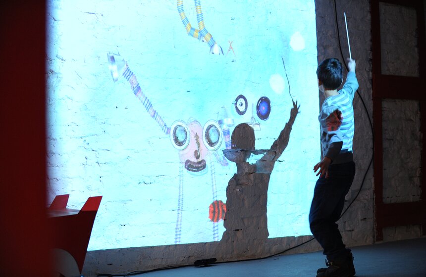 Центр несовременного искусства стал фантастическим мегаполисом 9 фото