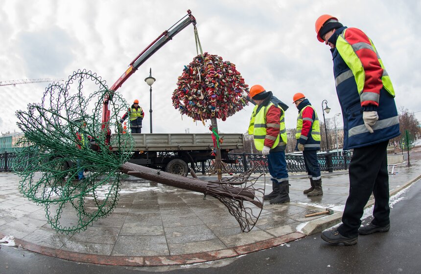 "Деревья любви" с Лужкова моста перенесли на набережную 12 фото