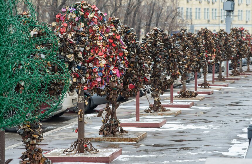 "Деревья любви" с Лужкова моста перенесли на набережную 11 фото