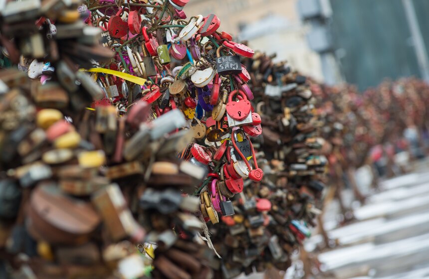 "Деревья любви" с Лужкова моста перенесли на набережную 4 фото