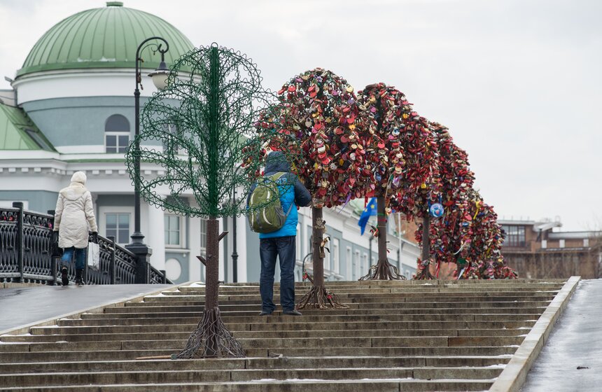 "Деревья любви" с Лужкова моста перенесли на набережную 3 фото