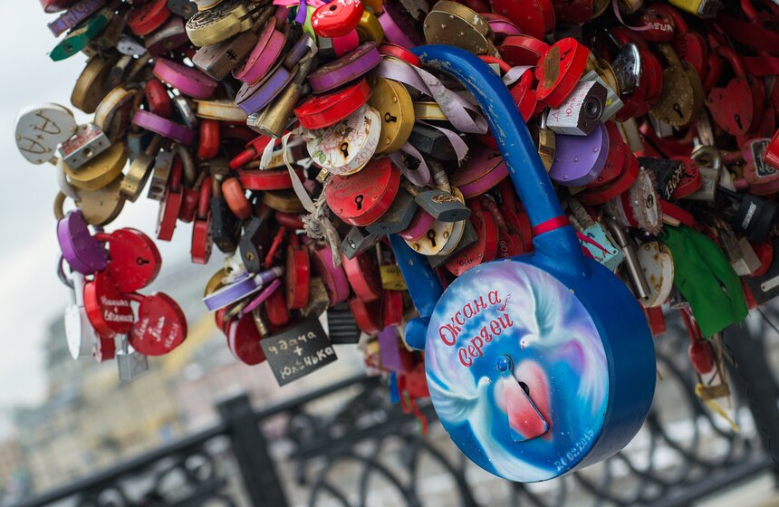 "Деревья любви" с Лужкова моста перенесли на набережную 9 фото