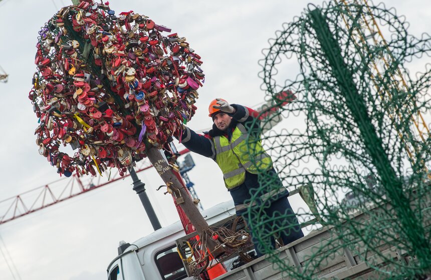 "Деревья любви" с Лужкова моста перенесли на набережную 7 фото