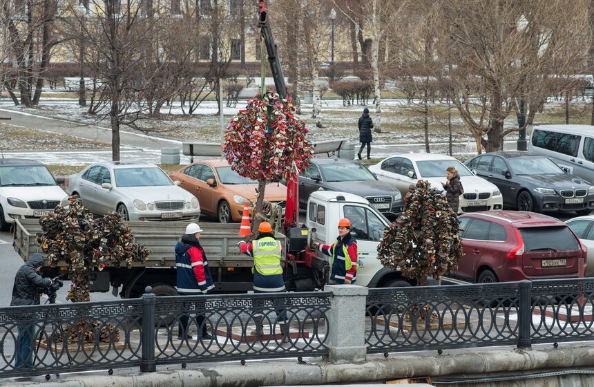 "Деревья любви" с Лужкова моста перенесли на набережную 10 фото