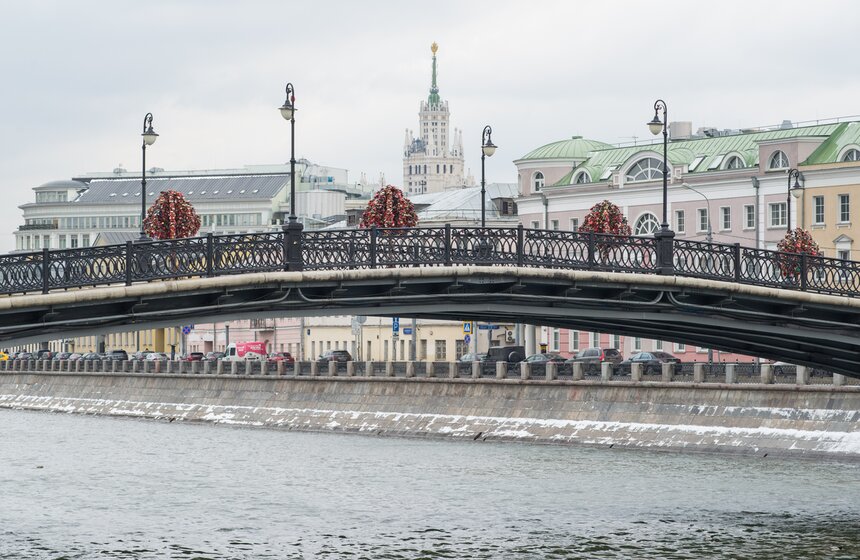 "Деревья любви" с Лужкова моста перенесли на набережную 2 фото