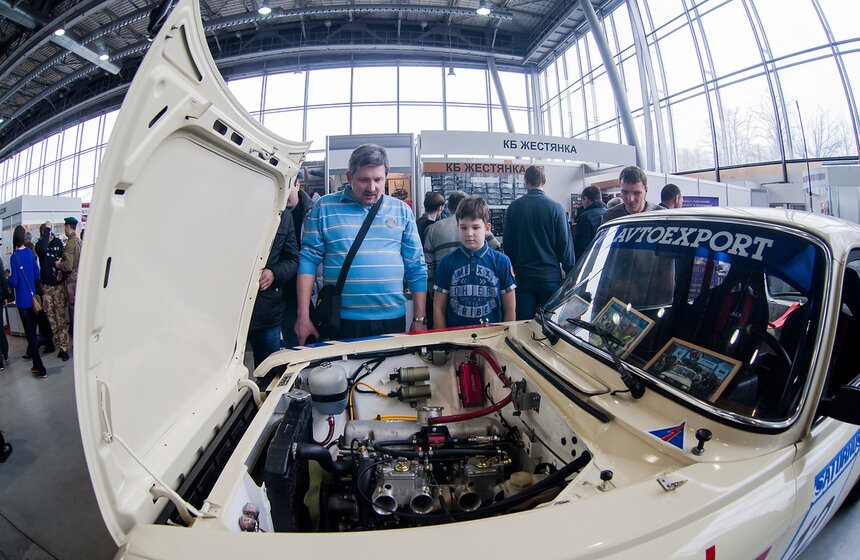 В "Сокольниках" проходит выставка ретро-авто "Олдтаймер-Галерея" 25 фото