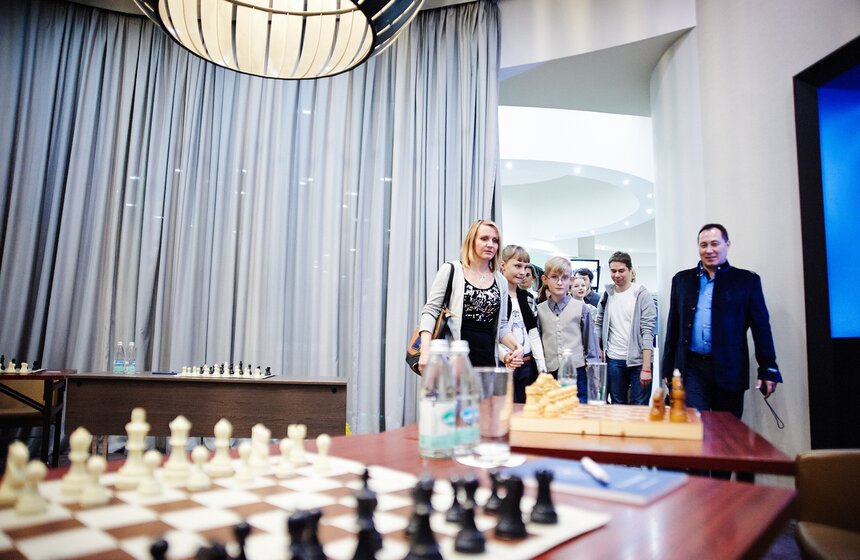 Гросмейстеры мира провели турнир с учениками коррекционных школ 3 фото