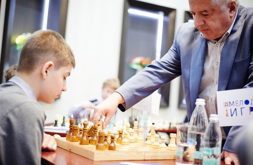 Гросмейстеры мира провели турнир с учениками коррекционных школ 11 фото
