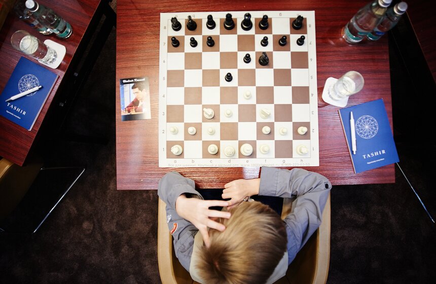 Гросмейстеры мира провели турнир с учениками коррекционных школ 6 фото