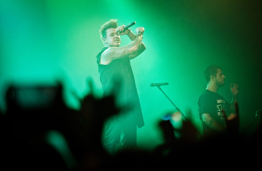 В клубе Ray Just Arena прошел концерт рок-группы Papa Roach 18 фото