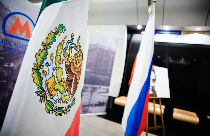 В поезде "Поэзия в метро" открыли экспозицию поэта Октавио Паса 2 фото