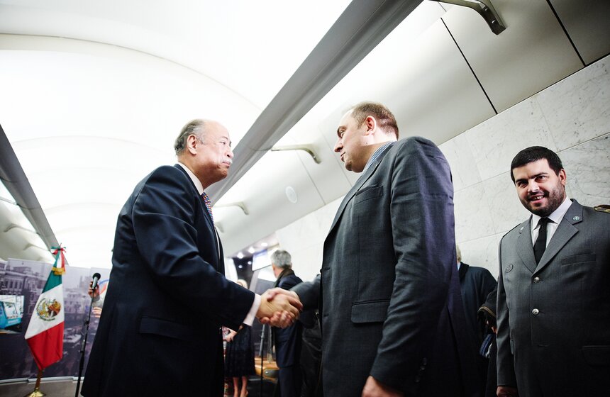 В поезде "Поэзия в метро" открыли экспозицию поэта Октавио Паса 5 фото