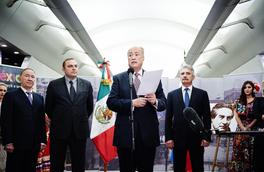 В поезде "Поэзия в метро" открыли экспозицию поэта Октавио Паса 7 фото