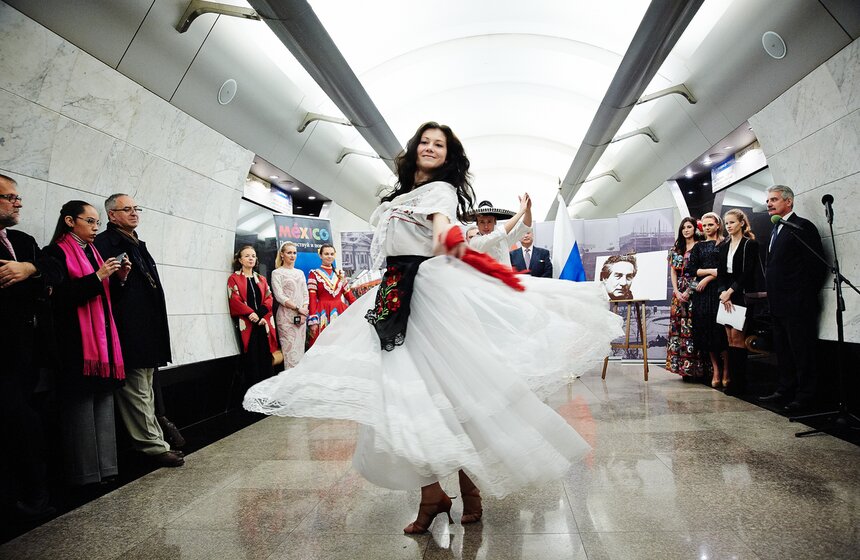 В поезде "Поэзия в метро" открыли экспозицию поэта Октавио Паса 8 фото