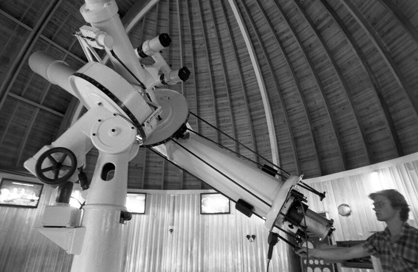 Московский планетарий, 1992 год. Обсерватория, оснащенная телескопом-рефрактором в планетарии. Фото: ТАСС/Шогин Александр