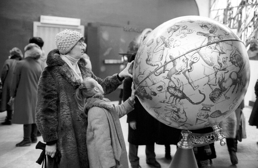 Московский планетарий, 1989 год. Глобус, демонстрирующий созвездия в одном из залов планетария. Фото: ТАСС/Величкин Сергей