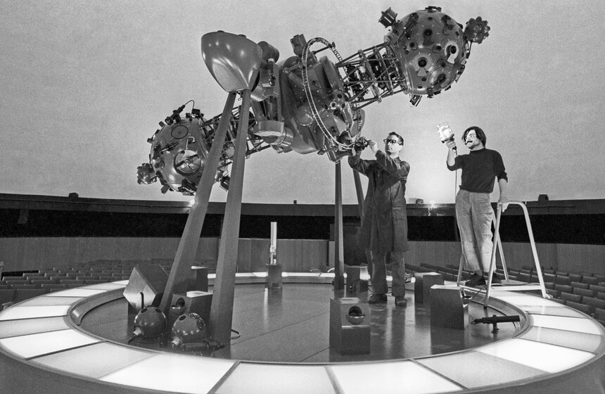 В столичном планетарии, 1977 год. У аппарата "Планетарий" с программированным электронным управлением. Он позволяет видеть звездное небо таким, каким его видят космонавты с борта корабля. летящего вокруг Земли. Фото: ТАСС/Кошевой Виктор