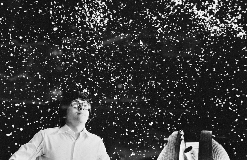 Московский планетарий, 1979 год. В Московском планетарии во время проецирования аппаратом "Планетарий" изображения звездного неба на полусферический купол-экран. Фото: ТАСС/ Кавашкин Борис