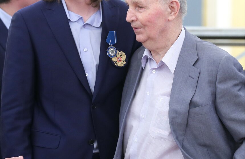 Игрок национальной сборной России по хоккею Виктор Тихонов (слева) и его дед, советский хоккеист и заслуженный тренер СССР Виктор Тихонов во время церемонии награждения национальной сборной России по хоккею, победившей в финале чемпионата мира в Минске, в Кремле. Фото: ТАСС/Михаил Метцель