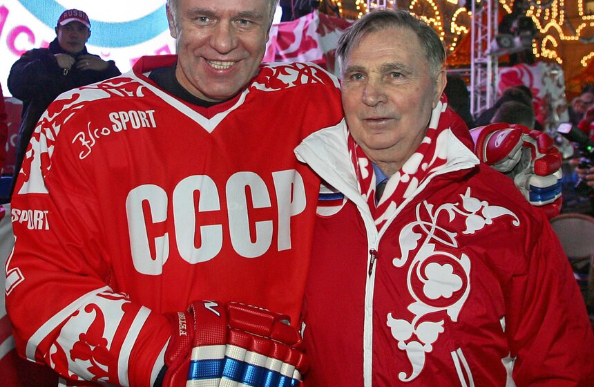 Игрок сборной СССР Вячеслав Фетисов и тренер команды Виктор Тихонов (слева направо) после матча между сборными командами ветеранов СССР и НХЛ на катке на Красной площади. Игра закончилась со счетом 10:10. Фото: ТАСС/Виталий Белоусов